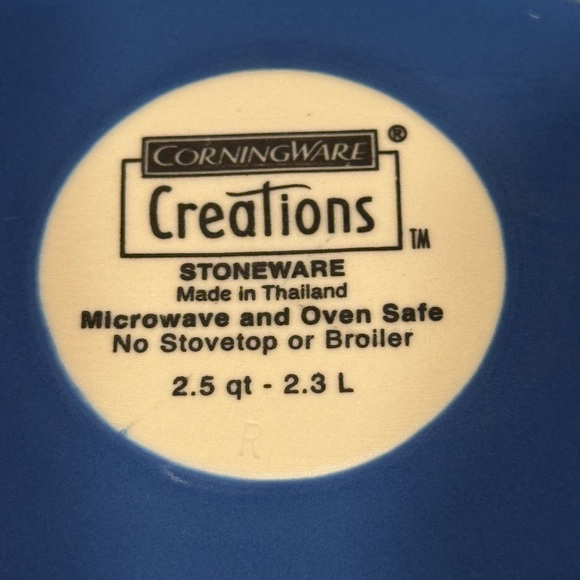 2.5 qt CorningWare Creations Stoneware Blue baking casserole dish w lid - Picture 8 of 9